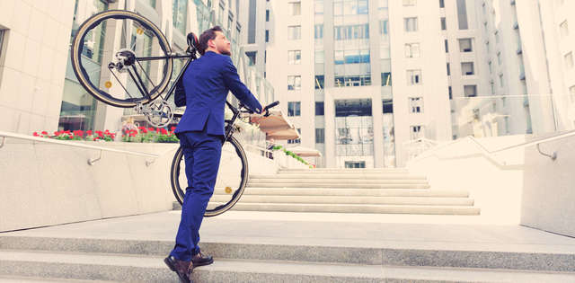 Fahrradfahrer auf dem Weg zur Arbeit