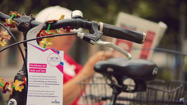 Eine Frau sitzt hinter einem Fahrrad