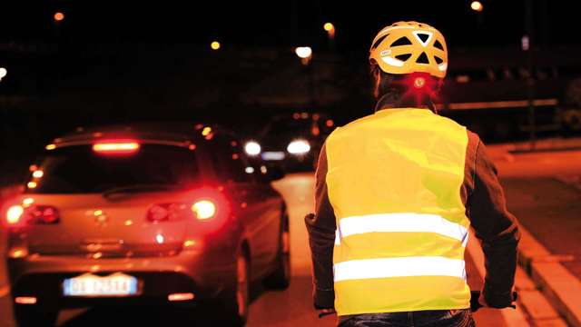 Fahrradfahrer bei Nacht auf dem Rad