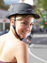 Radfahrerin mit Helm