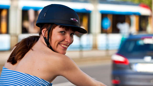 Eine Frau mit dem Fahrrad in der Stadt