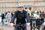Minister auf dem Fahrrad mit Helm