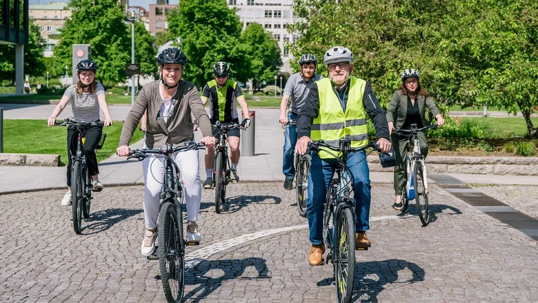 Verkehrsminister Winfried Hermann und Wirtschaftsministerin Hoffmeister-Kraut auf dem Fahrrad mit weiteren Radfahrenden beim STADTRADELN-Auftakt 2024